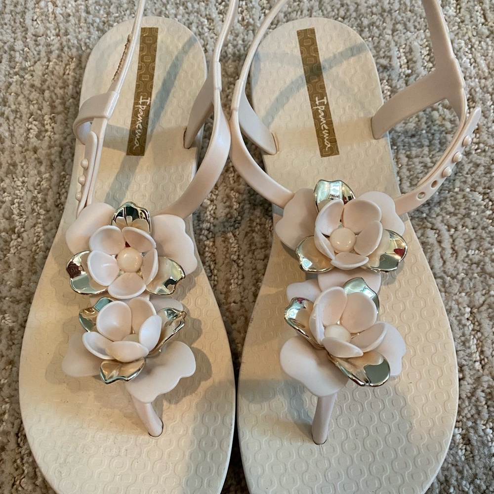 Like New beautiful and unique Ipanema sandals! SIZE 7